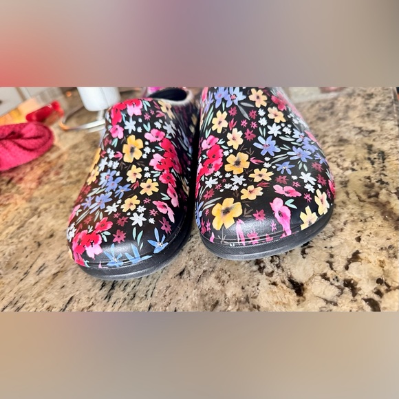 TOTES Waterproof Everywear Bailey Clog in Black Garden Floral - Picture 10 of 16